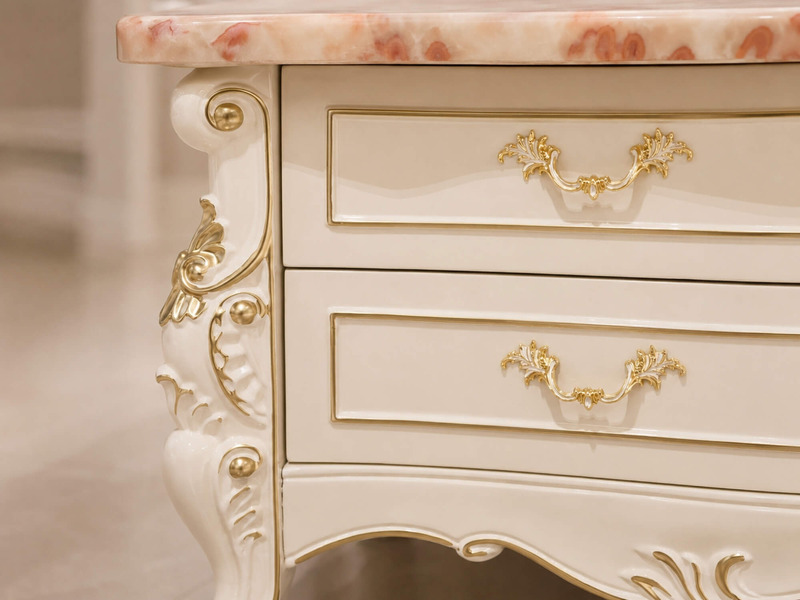 Chụp cận cảnh chi tiết phần ngăn kéo và cạnh tủ của kệ tivi SAVOY 2M2. Ngăn kéo màu trắng ngọc trai có đường viền phào chỉ…