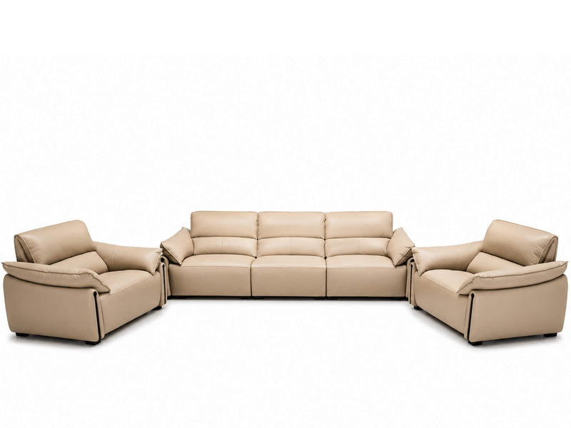 Bộ sofa COCOON màu be nhạt, chụp chính diện trong studio, bao gồm một ghế băng ba và hai ghế đơn. Các ghế có thiết kế đệm…