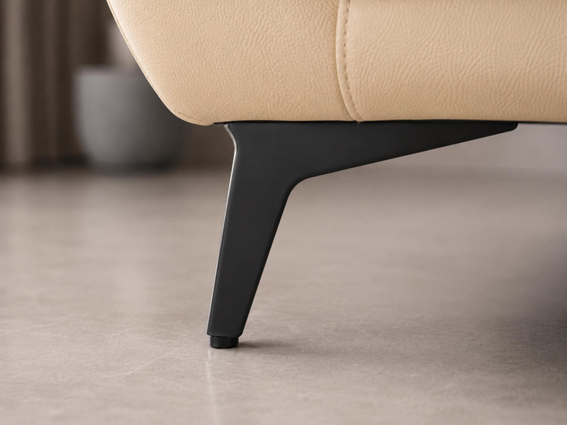 Cận cảnh chân sofa SCULPT E008 màu đen, làm nổi bật thiết kế thanh mảnh và hiện đại. Chân ghế được làm từ kim loại chắc ch…