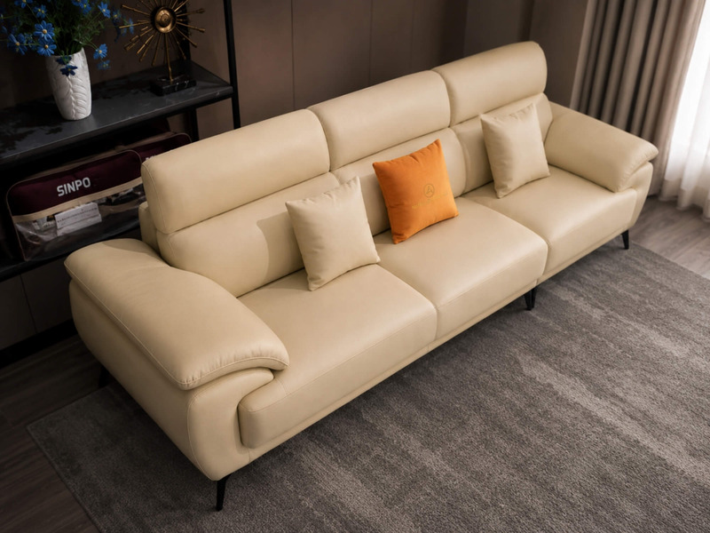Sofa băng SCULPT E008 màu kem nhạt, chụp từ góc cao bên phải, làm nổi bật chiều dài và độ sâu của ghế. Sofa có thiết kế tự…