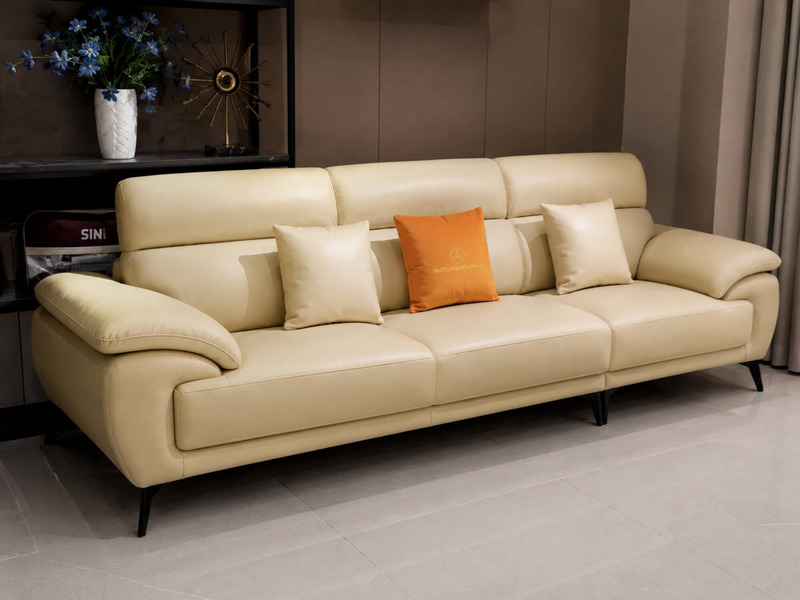 Sofa băng 3 chỗ SCULPT E008 màu kem nhạt, chụp từ góc thấp bên trái, làm nổi bật phần chân kim loại màu đen và đường nét t…