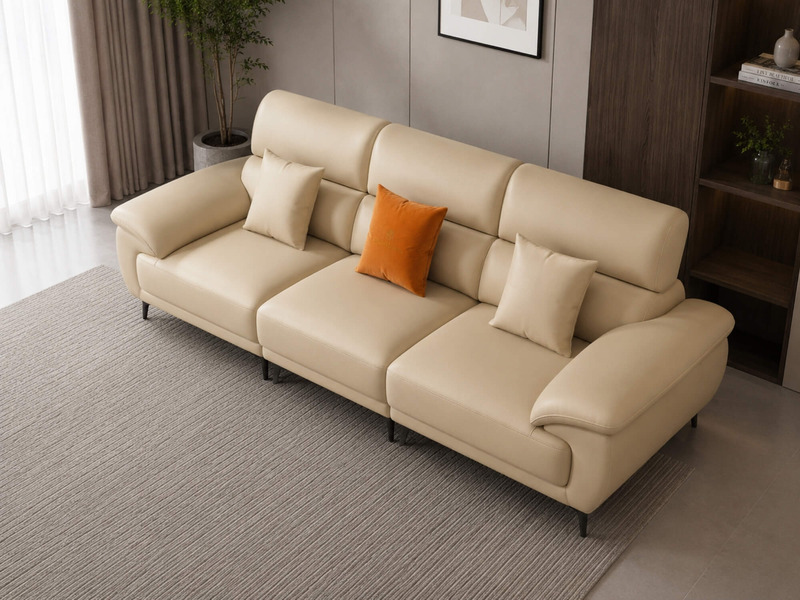 Sofa băng SCULPT E008 màu kem nhạt, chụp từ góc cao bên trái, thể hiện toàn bộ kiểu dáng thanh lịch và hiện đại. Sofa có t…