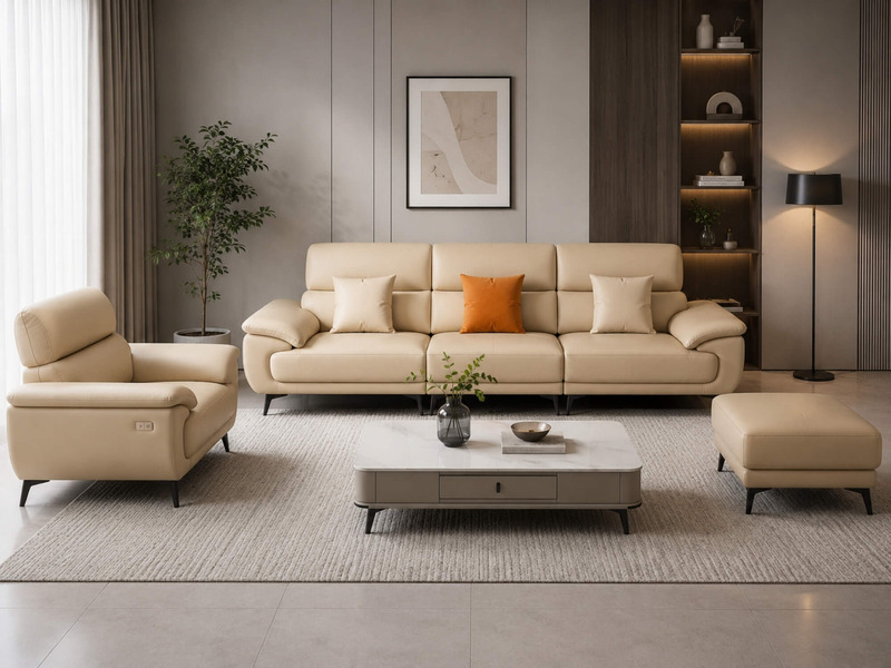 Bộ sofa SCULPT E008 màu kem nhạt bao gồm sofa băng và ghế đơn, đặt trong phòng khách hiện đại. Bố cục tổng thể hài hòa với…