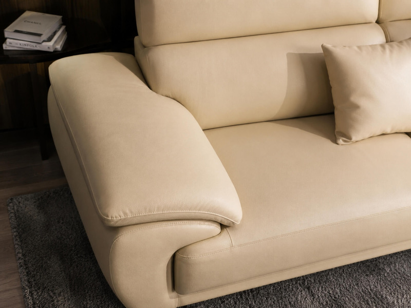 Chi tiết tay vịn bo tròn và đường may tinh tế của sofa SCULPT E008 màu kem nhạt. Góc chụp cận cảnh làm nổi bật chất liệu d…