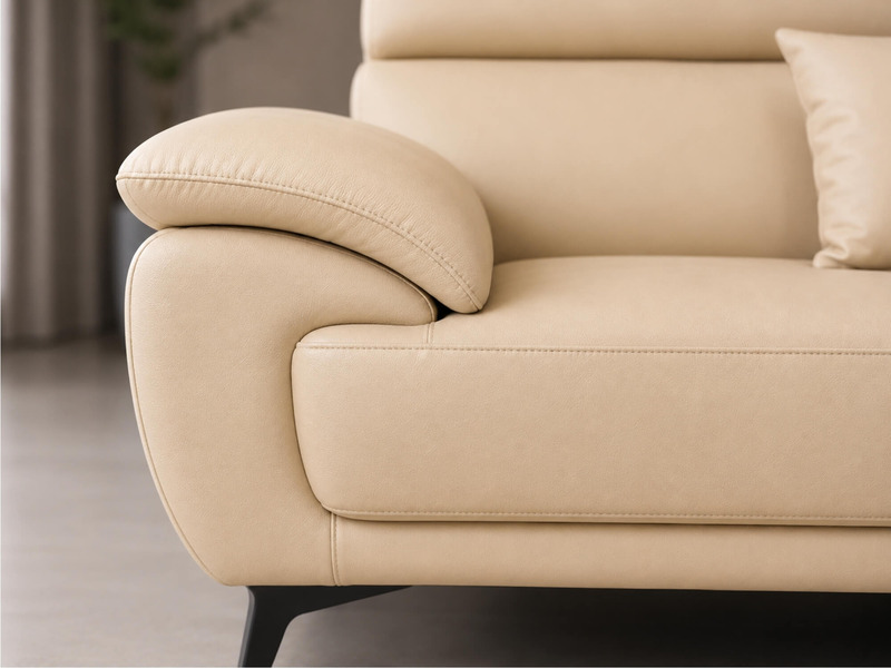 Cận cảnh phần tay vịn và đệm ngồi của sofa SCULPT E008 màu kem nhạt. Hình ảnh cho thấy độ dày và độ đàn hồi của đệm mút, c…
