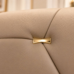 Cận cảnh chi tiết phần tựa lưng của sofa SBQ016 màu kem nhạt, nổi bật đường may chần nút tinh xảo và một nút trang trí kim…