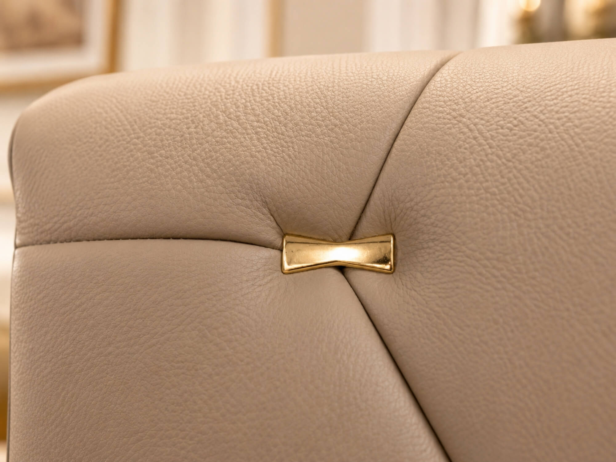Cận cảnh chi tiết phần tựa lưng của sofa SBQ016 màu kem nhạt, nổi bật đường may chần nút tinh xảo và một nút trang trí kim…
