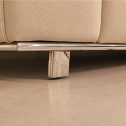 Chi tiết chân sofa inox hình chữ nhật, thiết kế chắc chắn và hiện đại, nâng đỡ phần thân sofa màu kem. Bề mặt inox sáng bó…