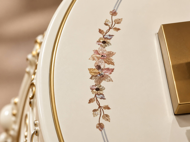 Cận cảnh mặt trên của tủ đầu giường FLEUR DE LUNE TA8802H, nổi bật với họa tiết hoa lá màu nâu và vàng được vẽ tinh xảo tr…