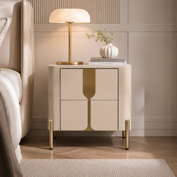 Tủ đầu giường TA8808 phong cách luxury, màu kem nhạt, đặt cạnh giường ngủ bọc nệm màu be. Tủ có hai ngăn kéo với tay nắm k…