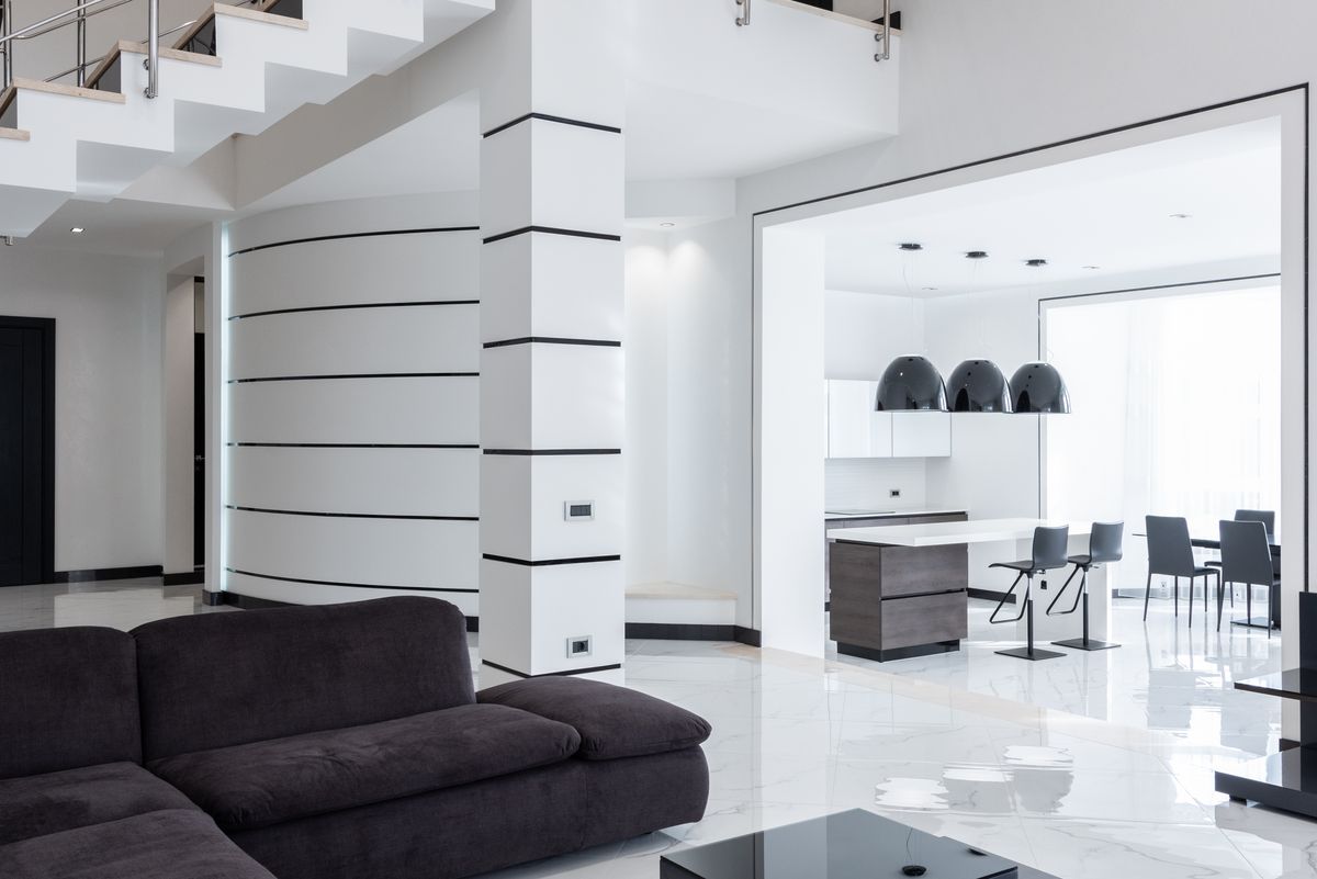 Phòng khách và bếp liền nhau hiện đại trong biệt thự, màu sáng
