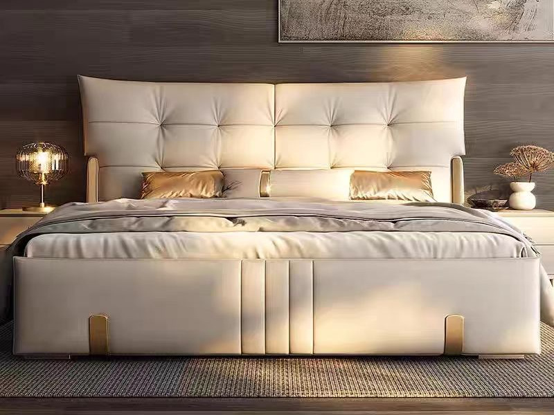 Giường ngủ CELESTE bọc da cao cấp màu kem nhạt, chụp chính diện, nổi bật đầu giường cao với các múi đệm vuông vắn và viền…