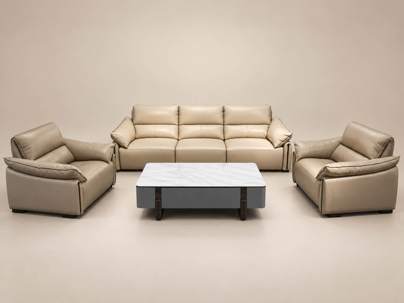 Bộ sofa COCOON màu be nhạt được chụp chính diện trong studio, gồm một băng ba, một băng đôi và hai ghế đơn. Các ghế có thi…