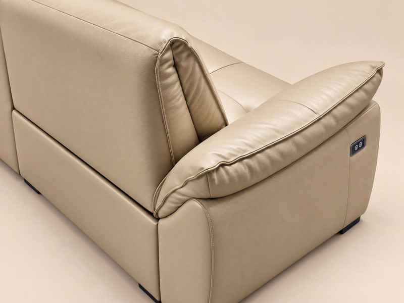Cận cảnh góc ghế sofa COCOON màu be nhạt, làm nổi bật đường may tinh tế và nếp gấp tự nhiên của chất liệu da bò. Thiết kế…