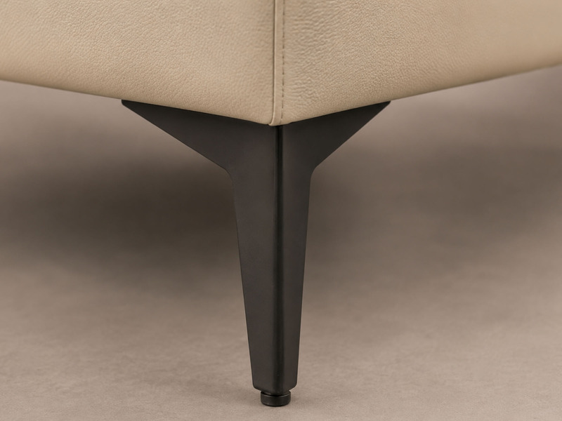 Cận cảnh chân sofa Belluno SB01 làm từ kim loại màu đen, thiết kế thanh mảnh nhưng chắc chắn, nâng đỡ toàn bộ ghế, tạo vẻ…