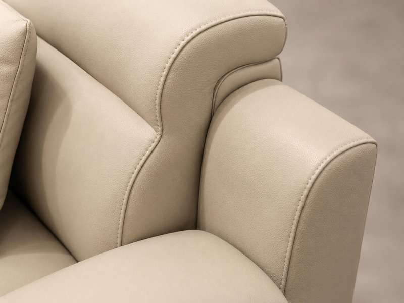 Cận cảnh chi tiết tay vịn và tựa lưng của sofa Belluno SB01, với đường may tinh tế, chất liệu da màu kem nhạt mềm mại, tạo…