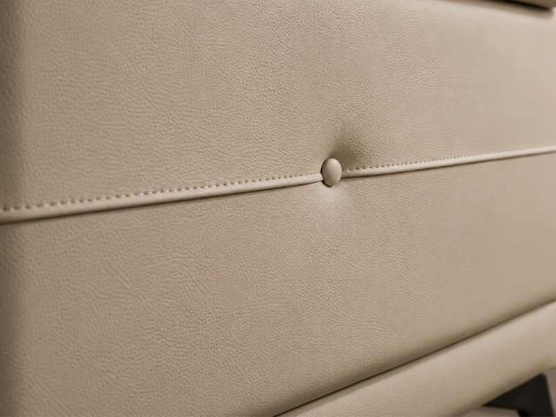 Chi tiết nút rút và đường may chỉ đôi trên bề mặt da màu kem của sofa Belluno SB01, thể hiện sự tỉ mỉ trong từng đường nét…