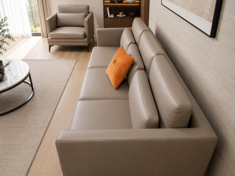 Cận cảnh phần tay vịn và đệm ngồi của sofa LEXINGTON màu nâu be, cho thấy chất liệu da cao cấp và đường nét thiết kế gọn g…