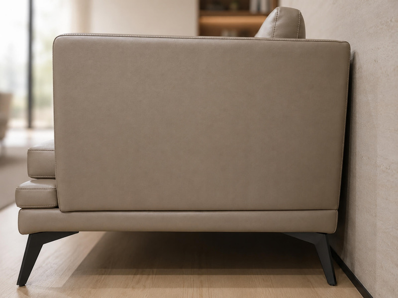 Chi tiết chân ghế kim loại màu đen và phần cạnh dưới của sofa LEXINGTON màu nâu be, thể hiện sự chắc chắn và tinh tế trong…