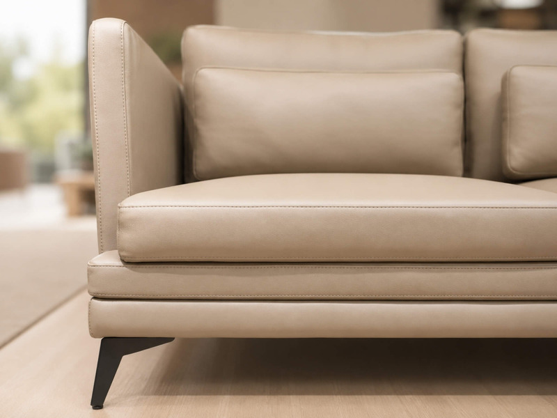 Cận cảnh góc đệm ngồi và tay vịn của sofa LEXINGTON màu nâu be, làm nổi bật độ dày của đệm và sự mềm mại của chất liệu da…