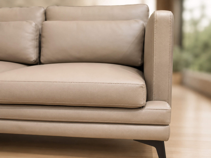 Cận cảnh phần tay vịn và đệm tựa của sofa LEXINGTON màu nâu be, với đường may kép chắc chắn và bề mặt da căng mịn, thể hiệ…