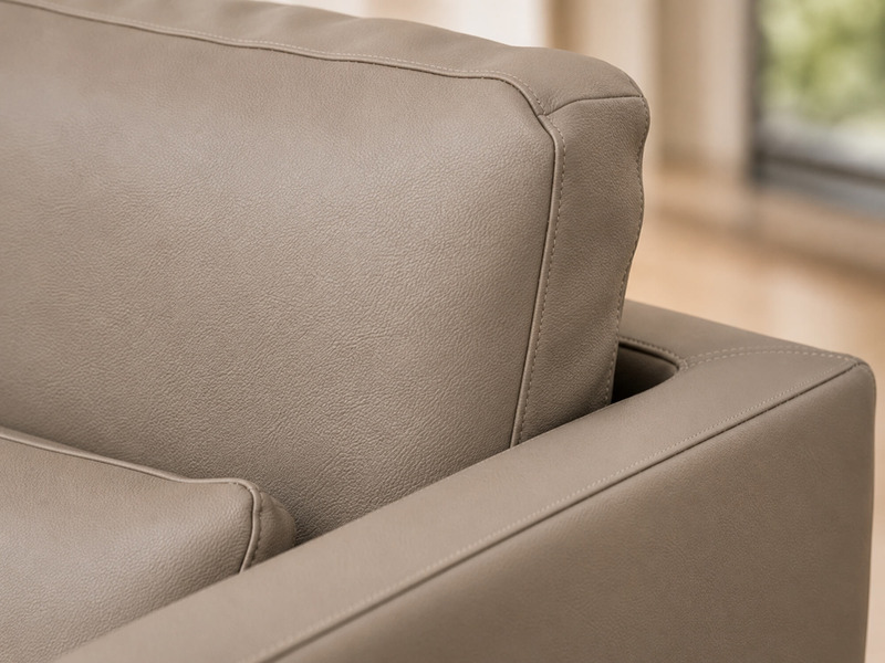 Cận cảnh góc tựa lưng và tay vịn của sofa LEXINGTON màu nâu be, làm nổi bật đường cong mềm mại và sự liền mạch trong thiết…
