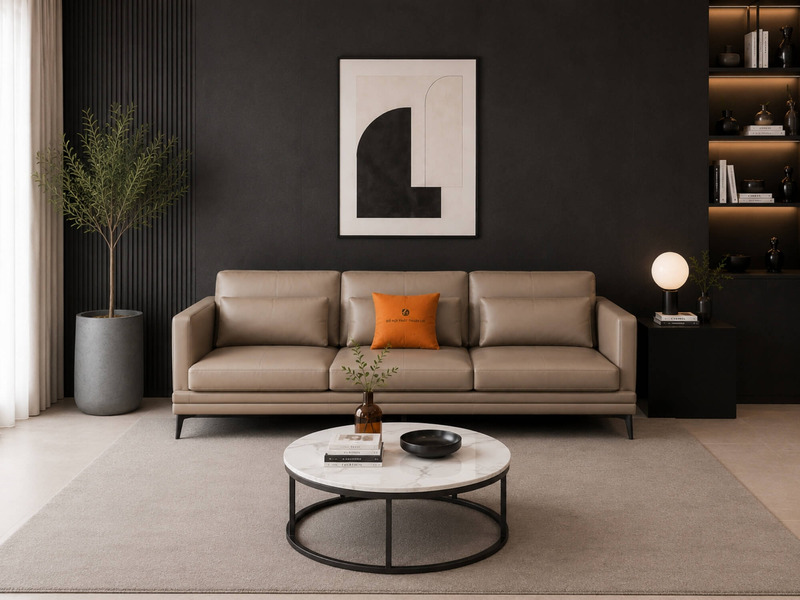 Băng dài sofa LEXINGTON màu nâu be với gối tựa cam rực rỡ, đặt cạnh bàn trà tròn mặt đá và đèn sàn thiết kế hiện đại, tạo…