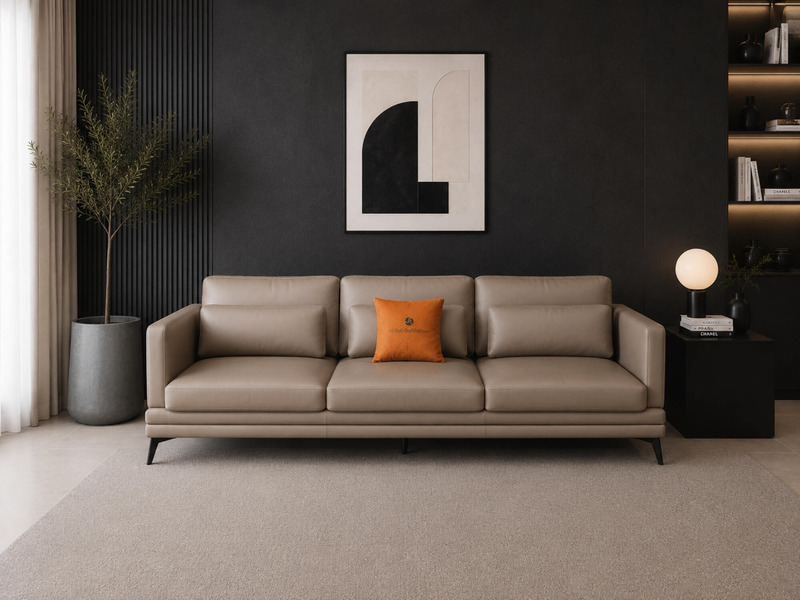 Góc chụp ngang băng dài sofa LEXINGTON màu nâu be, tập trung vào đường nét thiết kế tối giản, chất liệu da cao cấp và chân…