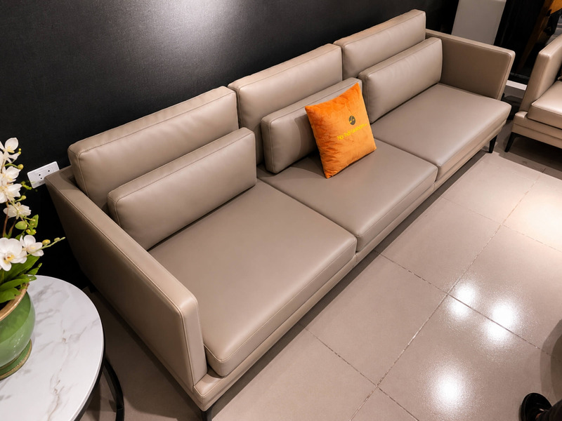 Góc nhìn từ trên xuống băng dài sofa LEXINGTON màu nâu be, làm nổi bật các đường may tinh xảo trên đệm tựa và gối ôm màu c…