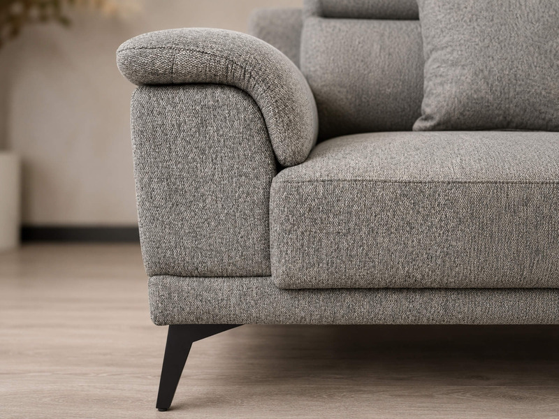Cận cảnh phần tay vịn bo tròn và chân ghế màu đen của sofa Belluno SB01. Chất liệu vải nỉ màu xám với bề mặt mềm mại, đườn…