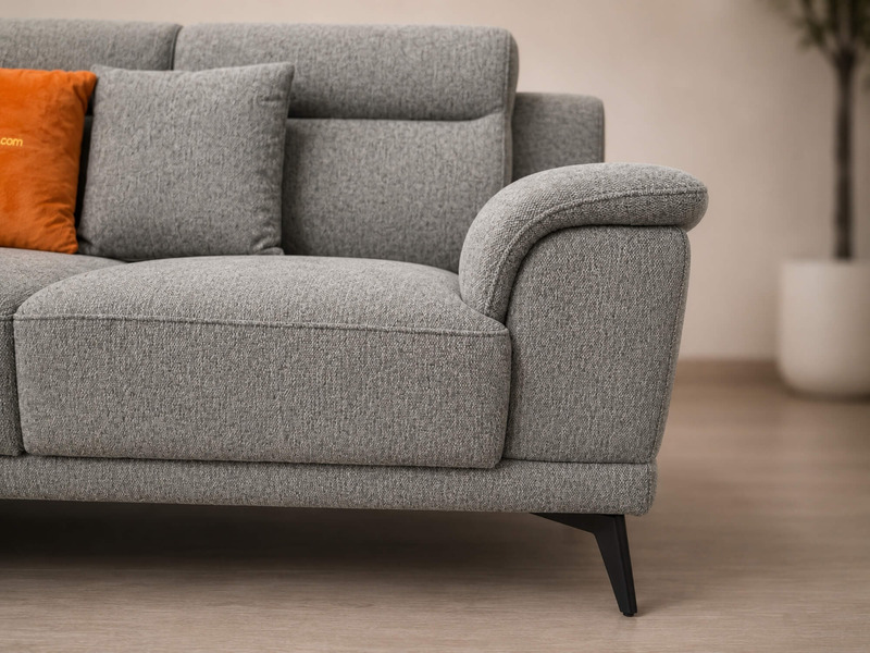 Góc chụp cận cảnh phần tay vịn bo tròn và đệm ngồi của sofa đơn Belluno SB01. Chất liệu vải nỉ màu xám với đường may chắc…