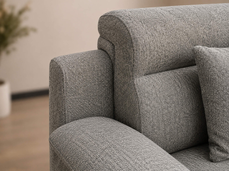 Cận cảnh các gối tựa lưng và đệm ngồi của sofa Belluno SB01. Các gối được bọc vải nỉ màu xám, có độ phồng và đàn hồi cao…