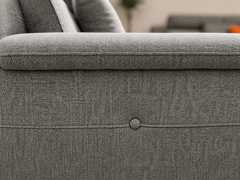 Cận cảnh chi tiết nút nhấn trang trí trên phần tựa lưng của sofa Belluno SB01. Nút nhấn được bọc vải đồng màu với sofa, tạ…
