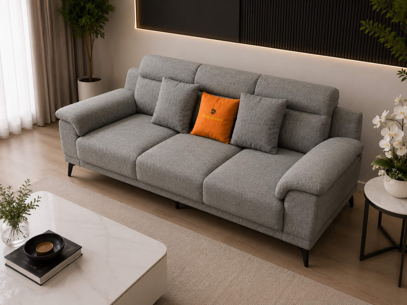 Góc chụp nghiêng từ trên xuống của sofa băng 3 Belluno SB01 màu xám nhạt, đặt cạnh bàn trà mặt đá trắng. Sofa có thiết kế…