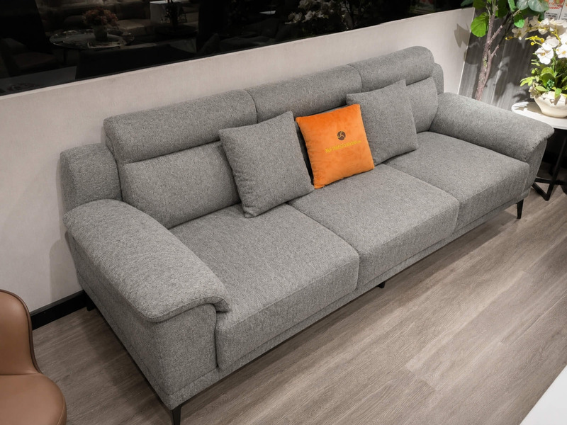 Góc chụp từ trên xuống của sofa băng 3 Belluno SB01 màu xám nhạt, đặt trong không gian phòng khách. Sofa có tựa lưng cao…