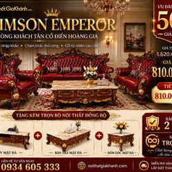 Toàn cảnh combo bộ phòng khách CRIMSON EMPEROR phong cách tân cổ điển hoàng gia, nhìn từ góc rộng, bao gồm sofa băng dài…