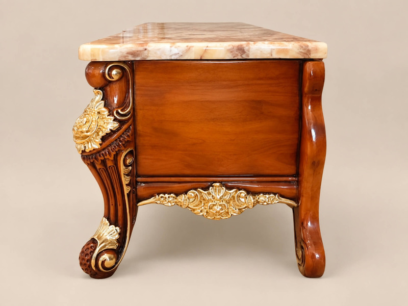 Bàn trà góc tân cổ điển, chụp từ góc nghiêng. Mặt bàn hình vuông bằng đá marble vân tự nhiên màu kem, thân bàn gỗ Gõ Đỏ mà…
