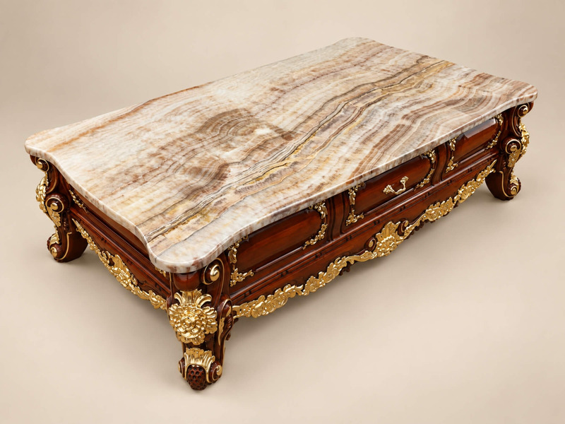 Bàn trà tân cổ điển, chụp từ góc nghiêng trên cao. Mặt bàn đá marble vân tự nhiên màu kem nổi bật, thân bàn gỗ Gõ Đỏ màu n…