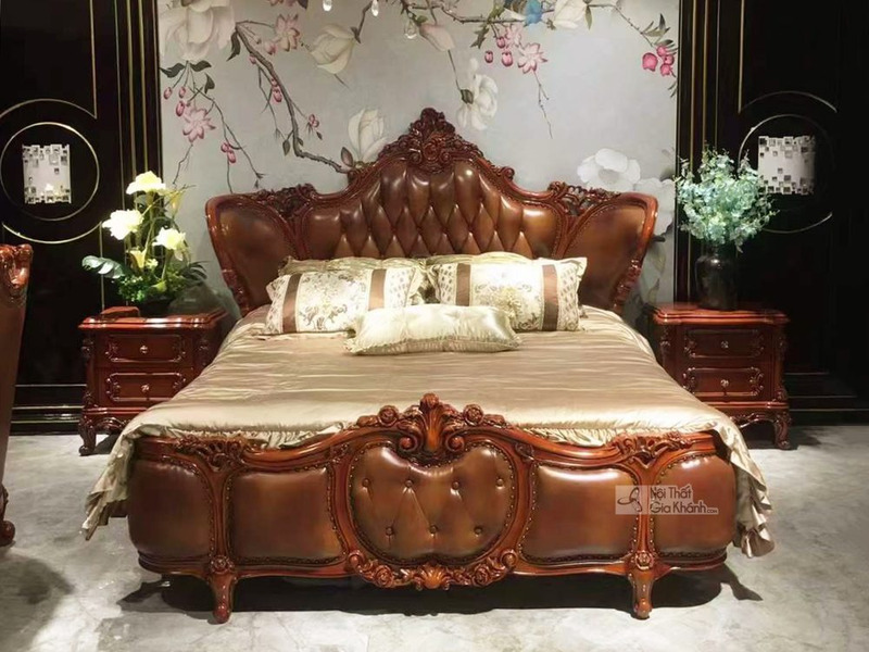 Giường ngủ ROSABELLA 1M8 GIB09GG đặt trong phòng ngủ tân cổ điển sang trọng, với đầu giường bọc da màu nâu đỏ và khung gỗ…