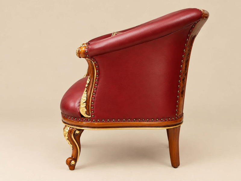 Ghế thư giãn FLORENCE CLASSIC GTG 8802 màu đỏ đô, chụp góc nghiêng từ phía sau bên phải trên nền trắng studio. Phần lưng g…