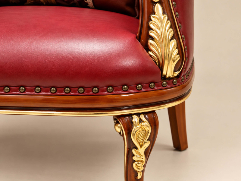 Cận cảnh chân ghế và phần viền dưới của Ghế Thư Giãn FLORENCE CLASSIC GTG 8802. Chân ghế gỗ chạm khắc mạ vàng với đường co…