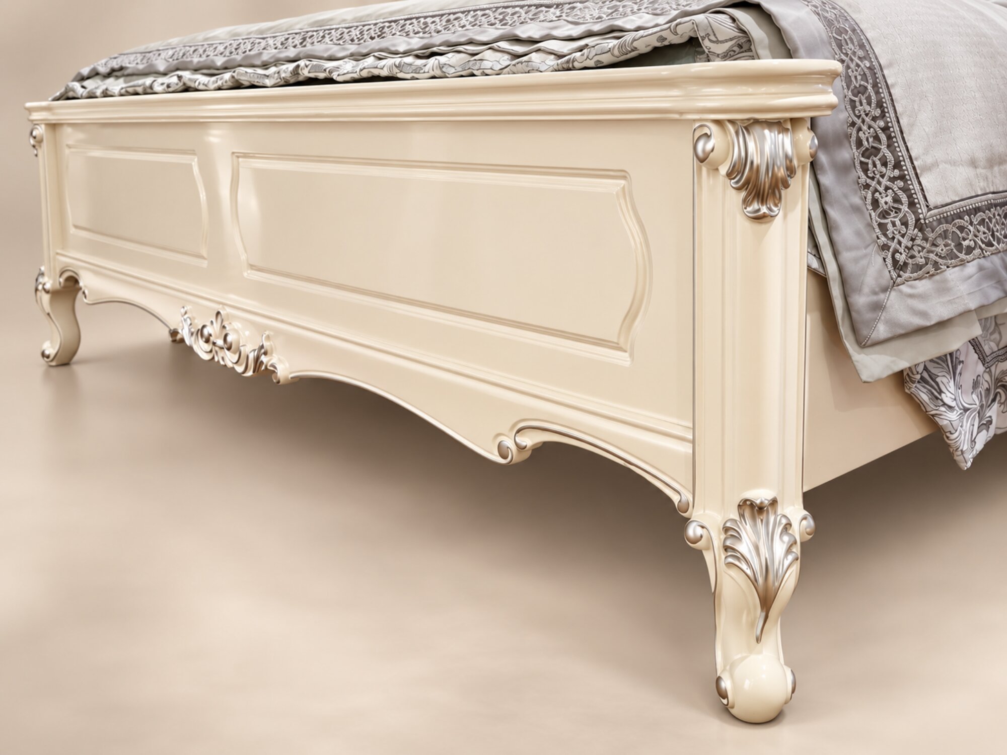 Cận cảnh phần chân và khung giường của Giường Ngủ GIB15-18, chụp từ góc thấp. Chân giường cong mềm mại với họa tiết chạm k…