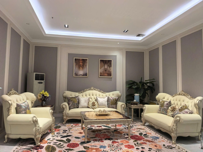 Bộ sofa PALAIS D'OR tân cổ điển luxury màu kem được đặt trong phòng khách sang trọng. Góc chụp chính diện, bao gồm một ghế…