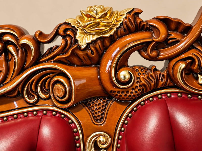 Chi tiết viền lưng tựa và tay vịn của sofa CRIMSON EMPEROR, với các hoa văn mạ vàng tinh xảo trên khung gỗ gõ đỏ. Lớp…