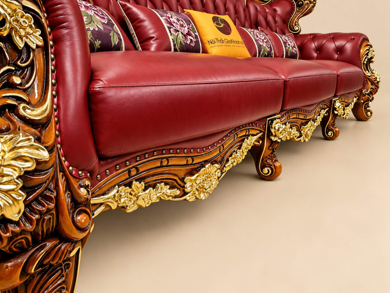 Góc cận đường cong của lưng tựa và tay vịn sofa CRIMSON EMPEROR, làm nổi bật chất liệu da bò thật màu đỏ đô. Các đường nét…