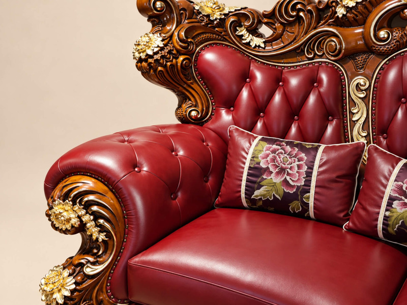 Góc chụp cận cảnh tay vịn và một phần tựa lưng của ghế sofa đơn. Tay vịn uốn cong mềm mại với các chi tiết chạm khắc hoa l…