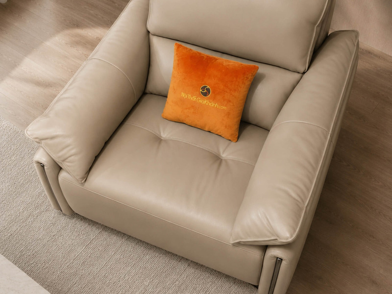 Cận cảnh mặt ngồi và gối tựa của sofa đơn COCOON SB8179, nổi bật chất liệu da cao cấp màu be nhạt với đường may tinh xảo…