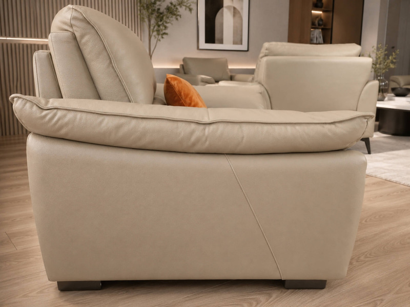 Góc chụp từ phía sau và bên hông của sofa đơn COCOON SB8179, thể hiện rõ độ hoàn thiện tỉ mỉ của sản phẩm. Tay vịn bo tròn…