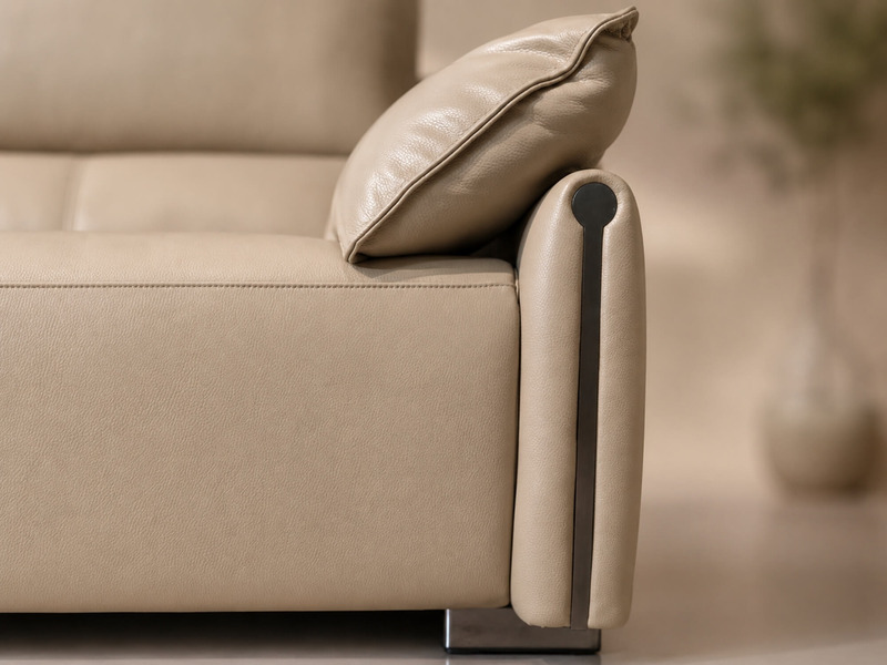 Chi tiết cận cảnh tay vịn và đệm ngồi của sofa đơn COCOON SB8179, nhấn mạnh đường cong mềm mại và độ dày dặn của lớp đệm…