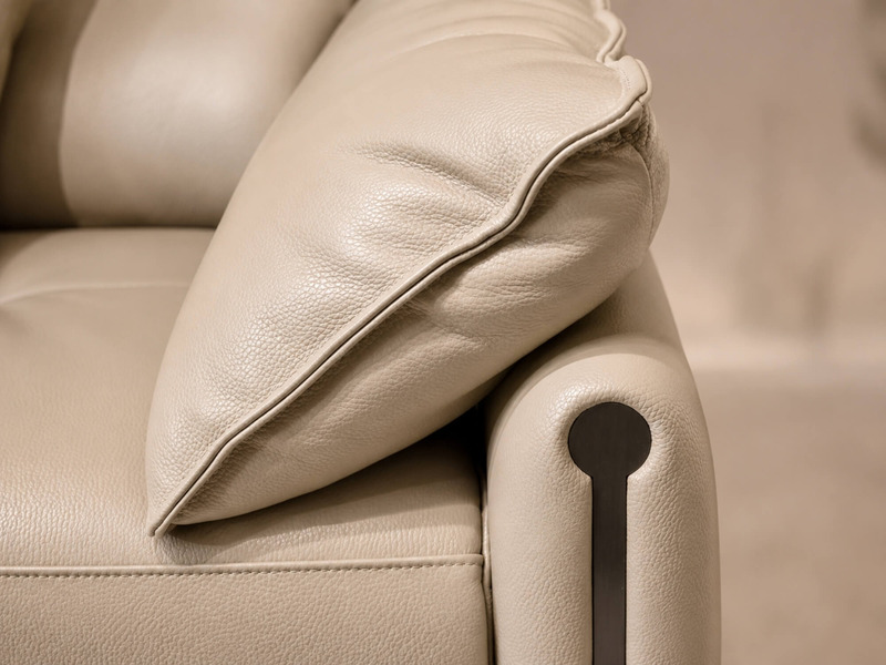 Cận cảnh gối tựa và tay vịn của sofa đơn COCOON SB8179, thể hiện độ phồng và mềm mại của đệm, mang lại cảm giác thư giãn…